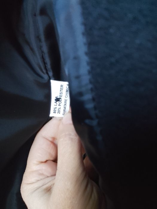 Palton negru căptușit .