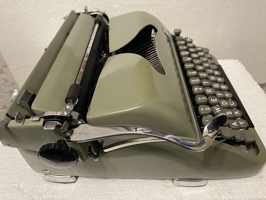 Masina de scris groma T