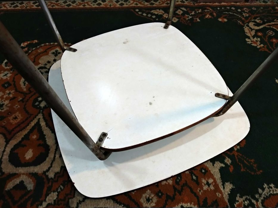 Стол с полкой  .