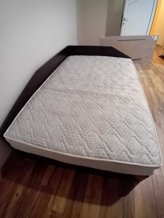 Легло с еднолицев матрак с повдигащ механизъм