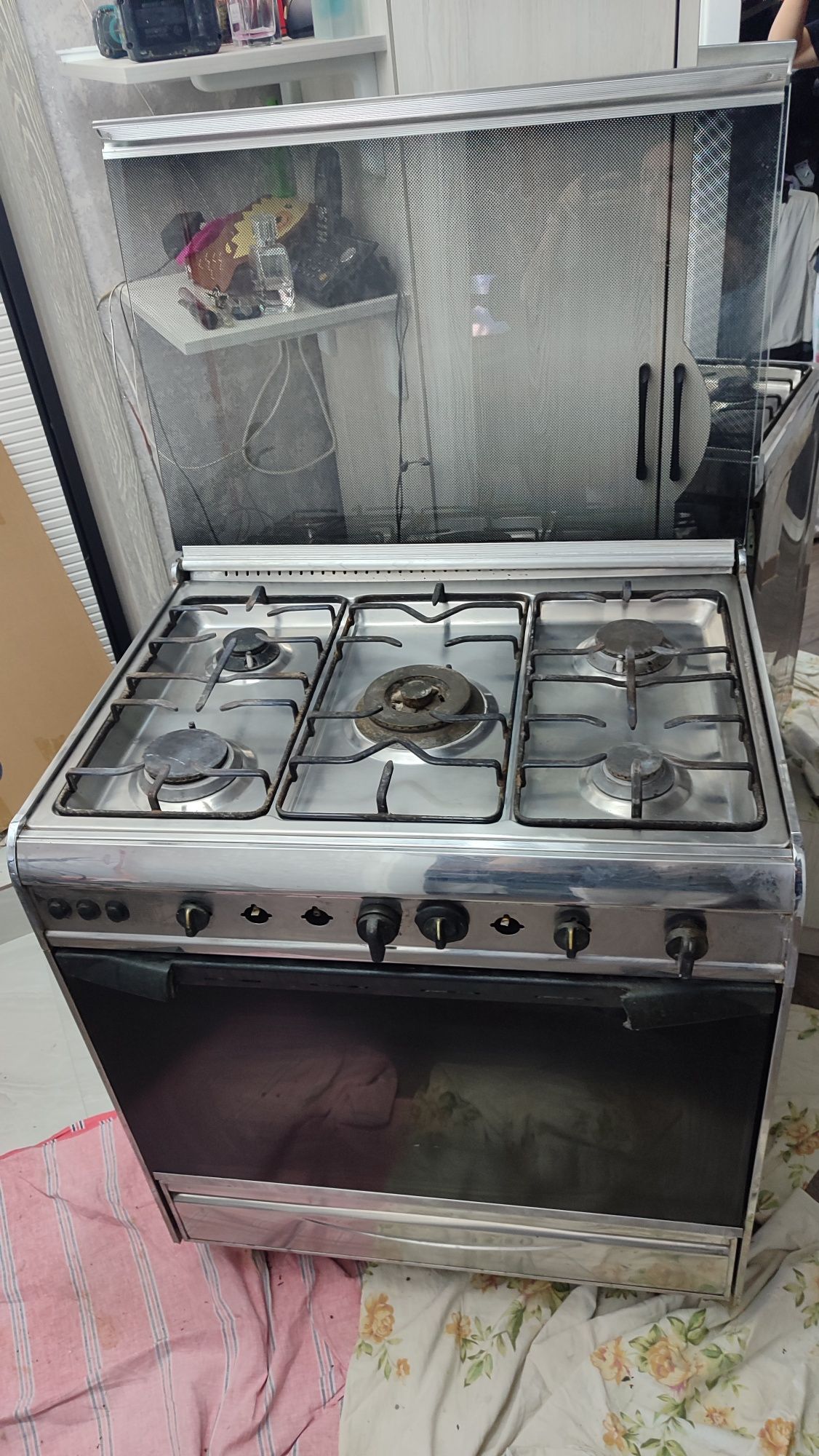 Продам газовую рабочую пятикомфорочную большую плиту