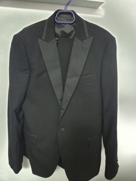 Vând costum trei piese