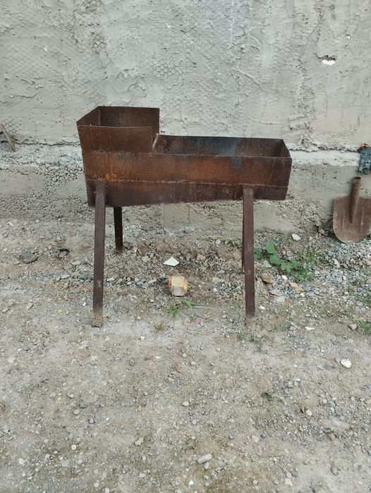 Мангал железный на ножках