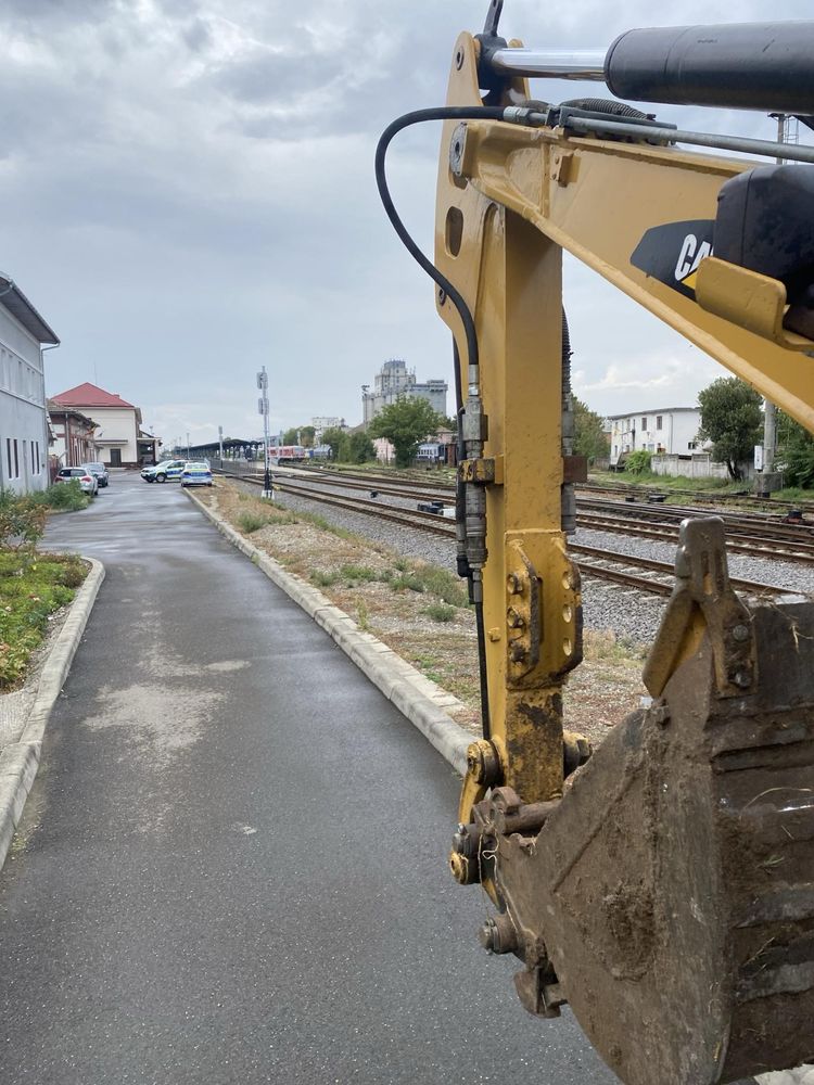 Închiriez miniexcavator