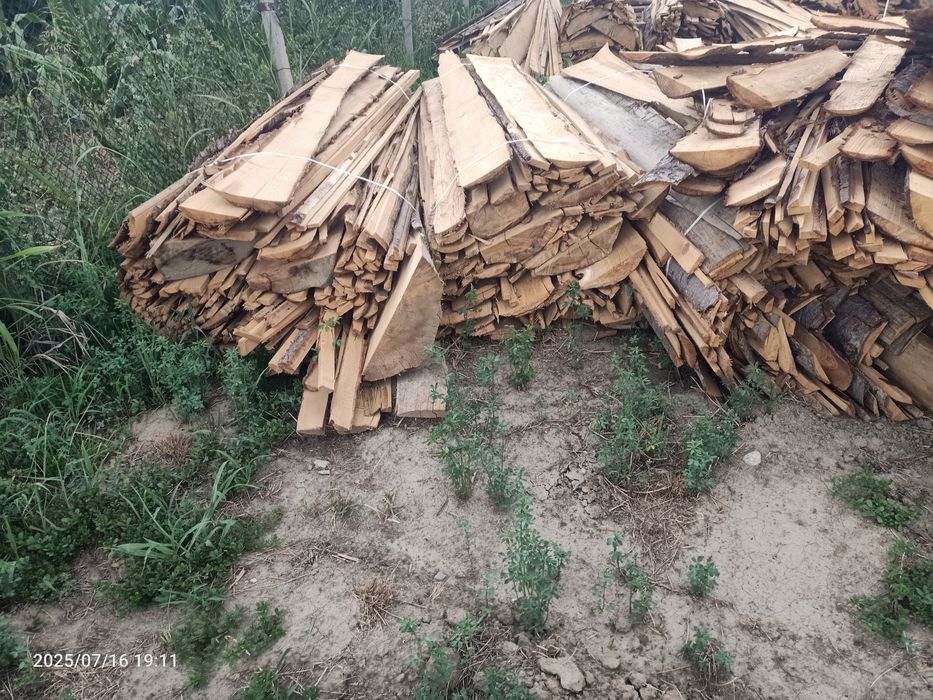 Deșeuri margini paleti de brad