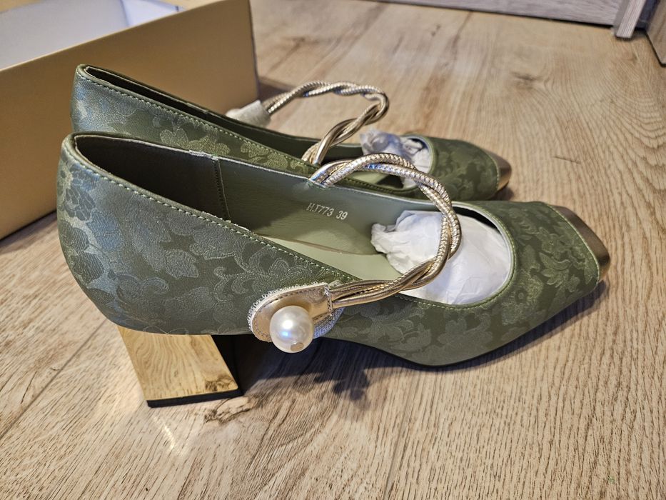 Vand pantofi deosebiti