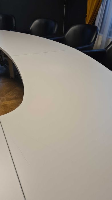 De vanzare masa ovala ideala pentru sala de sedinte.