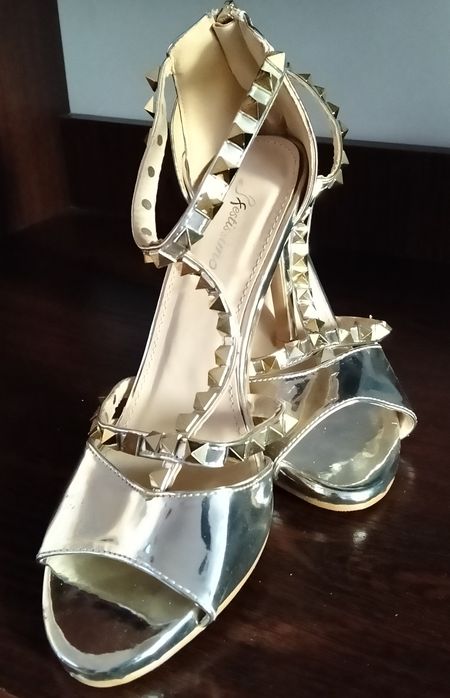 Sandale damă argintii, Noi