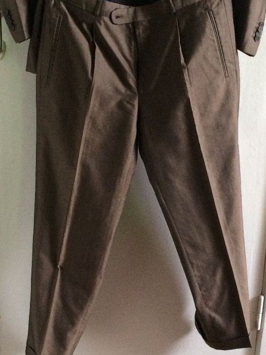 Костюм мужской классический, пиджак и брюки, цвет темно коричневый.