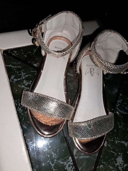 Vand sandale pentru fetita, marimea 26, culoare aurie