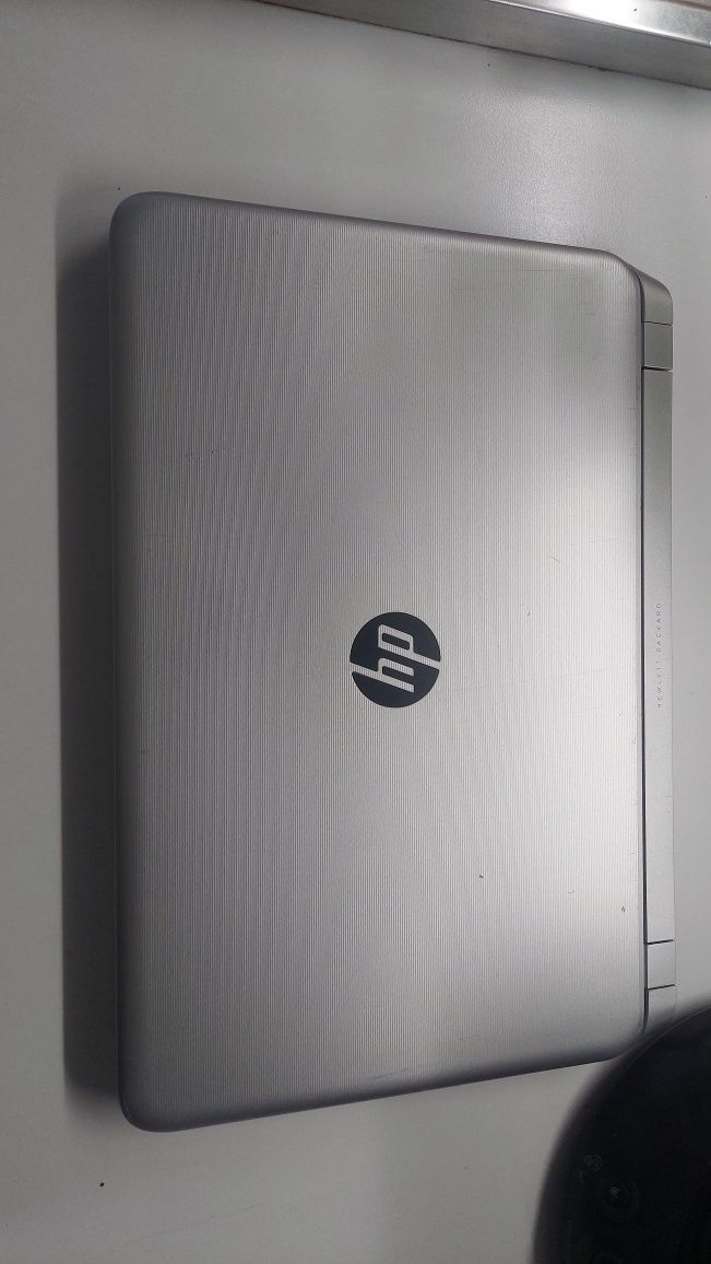Laptop Hp i5 pornește dar nu afișează