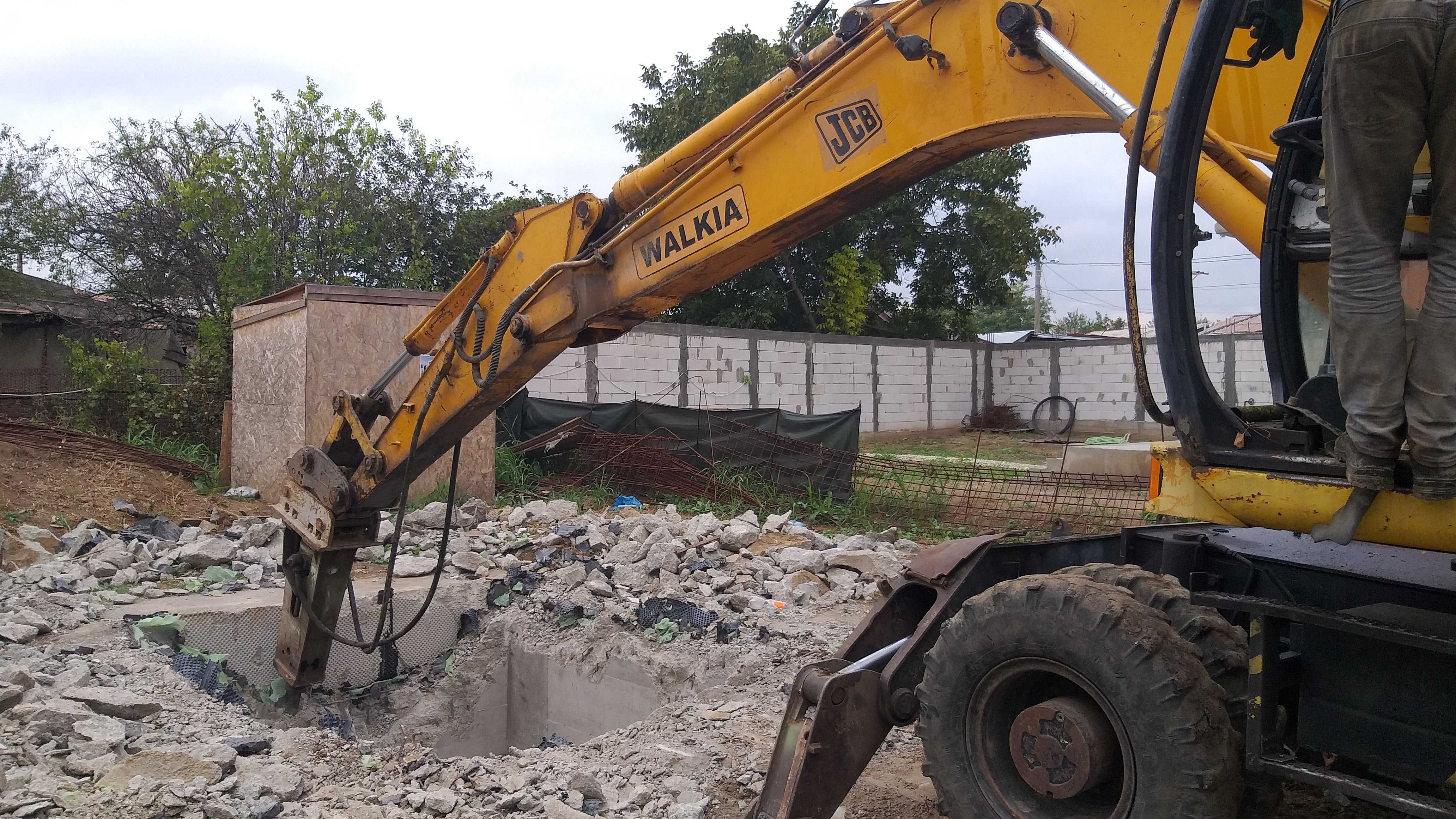 buldoexcavator cu picon