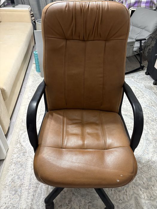 Продам кожанное кресло в коричневом цвете