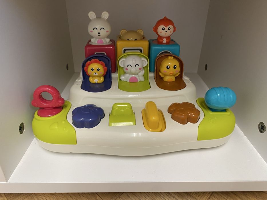 Играчки-сортер , изскачащи животни , пиано и де