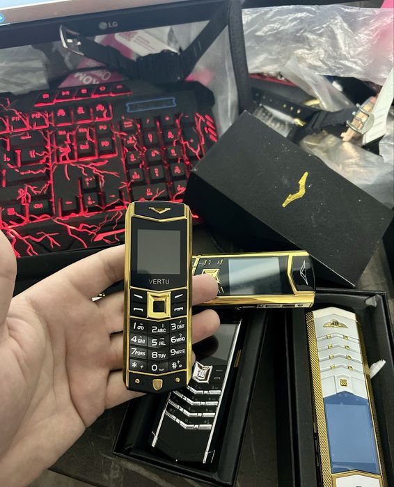 Telefon Vertu Ferrari Negru Gold model 3