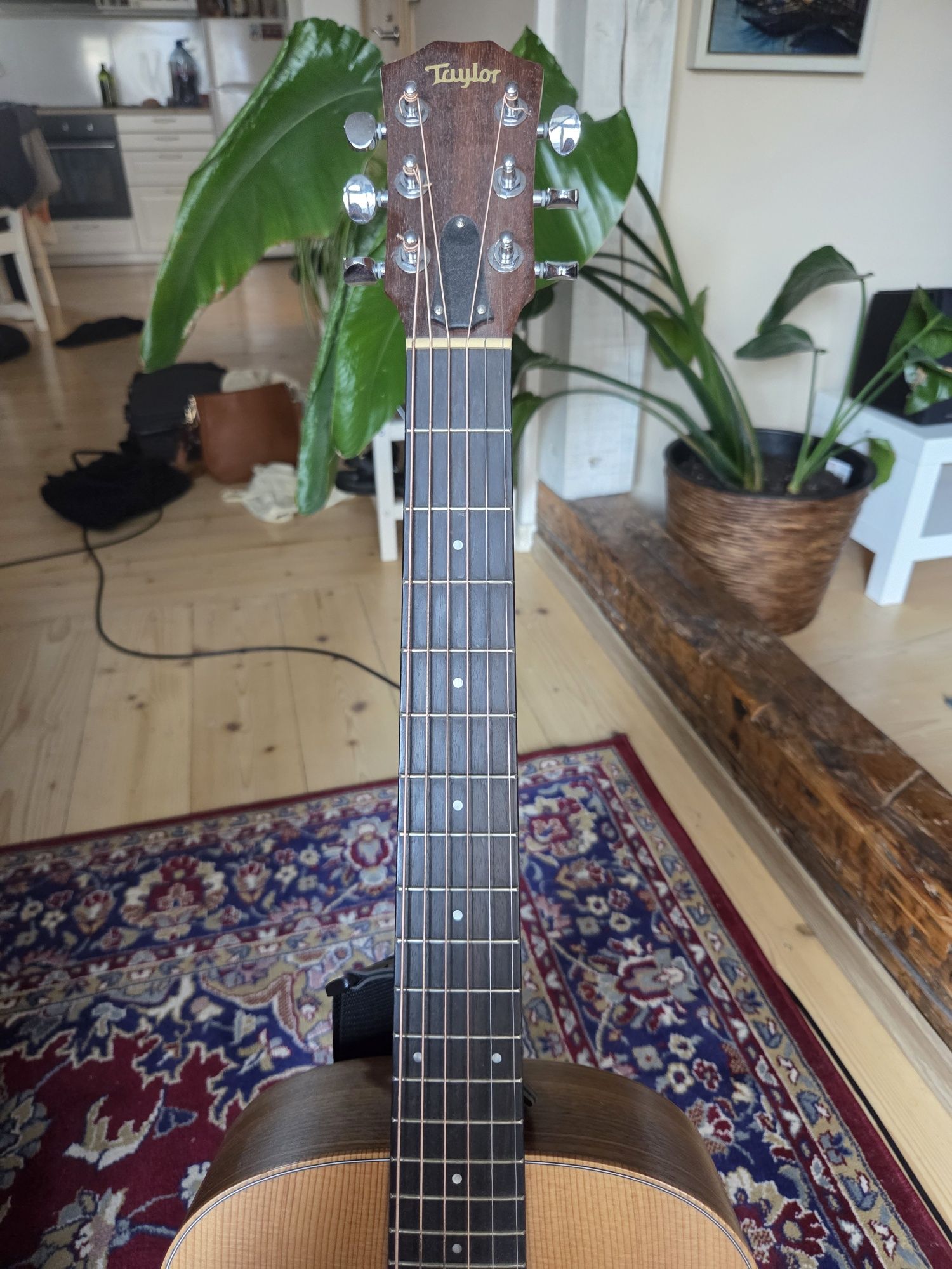 Taylor GS Mini-e Walnut електро-акустична китара
