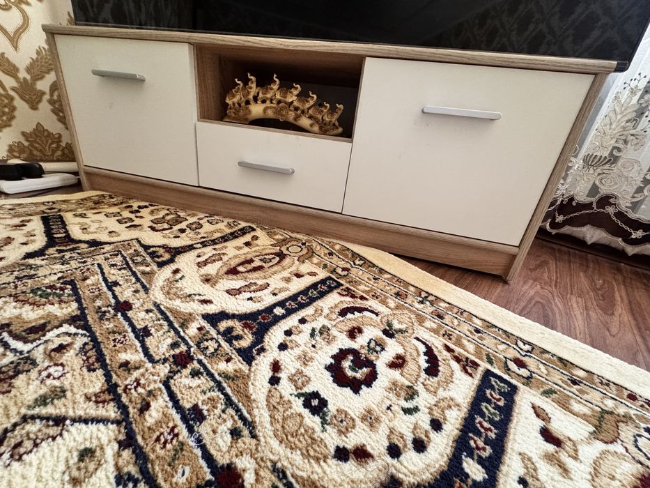 Тумбочка для телевизора в хорошем состояние б/у за 25000