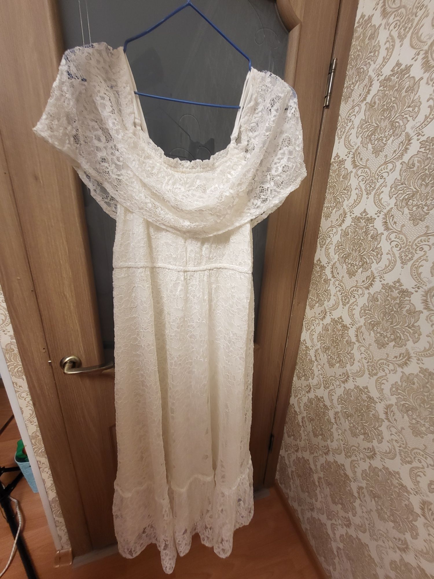 Продам белое кружевное тянущееся  платье