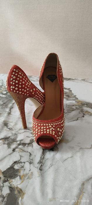 BIFFRIS брендига тегишли туфли.