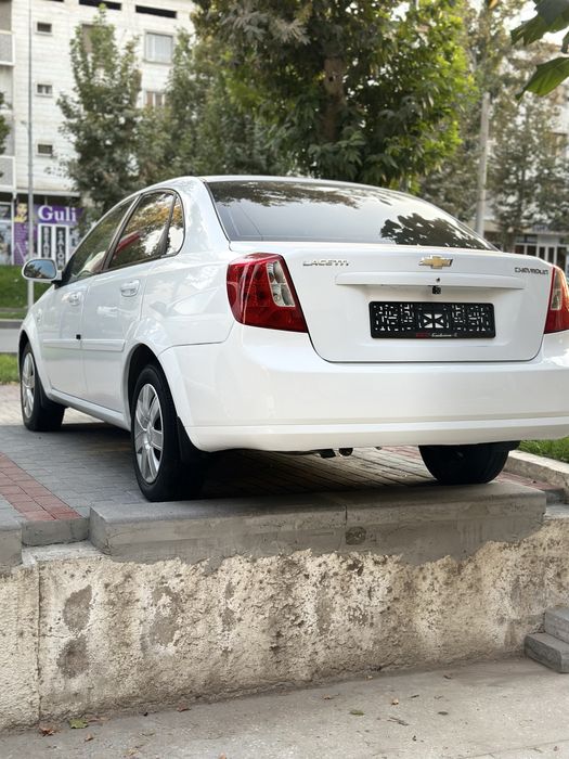 Ласетти солилади