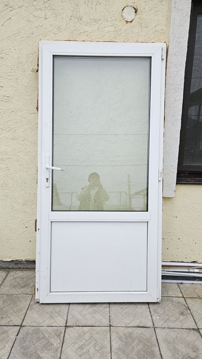 Продам пластиковую дверь.