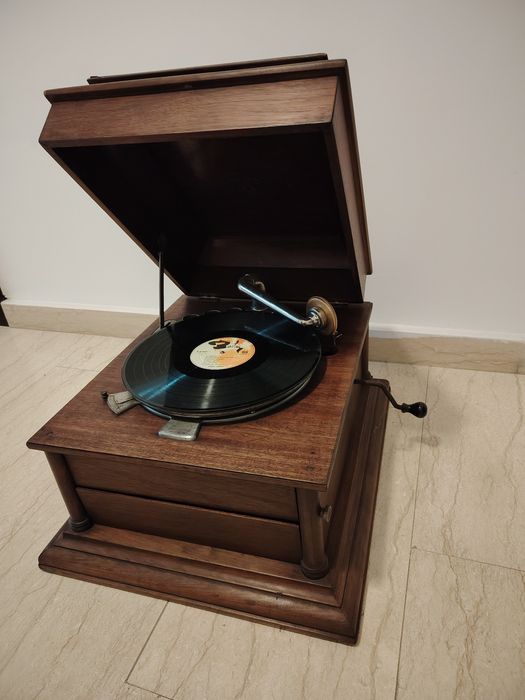 Patefon,gramola de la 1900 original ,impecabil,functional