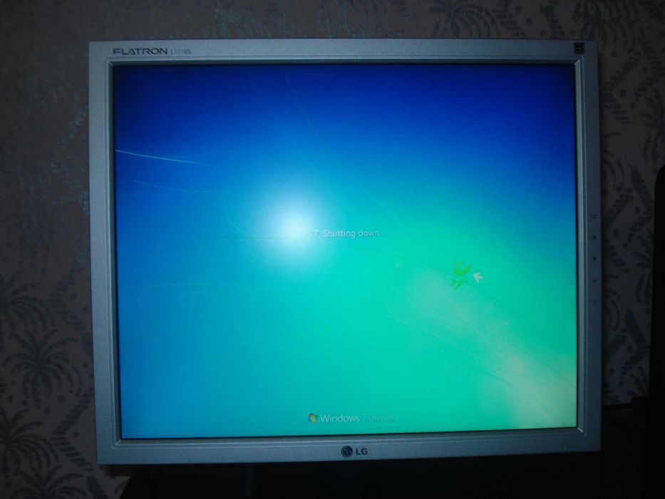 Monitor LCD marca LG Flatron L1718S 1280x1024 + cabluri