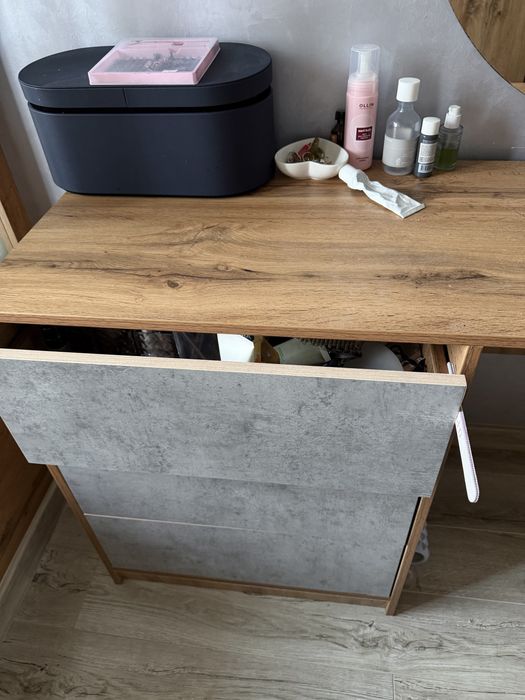 Срочно продам трюмо со шкафом