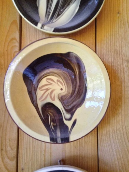 4 декоративни чинии с абстракция и прозрачна глазура.
Диаметр 20 см