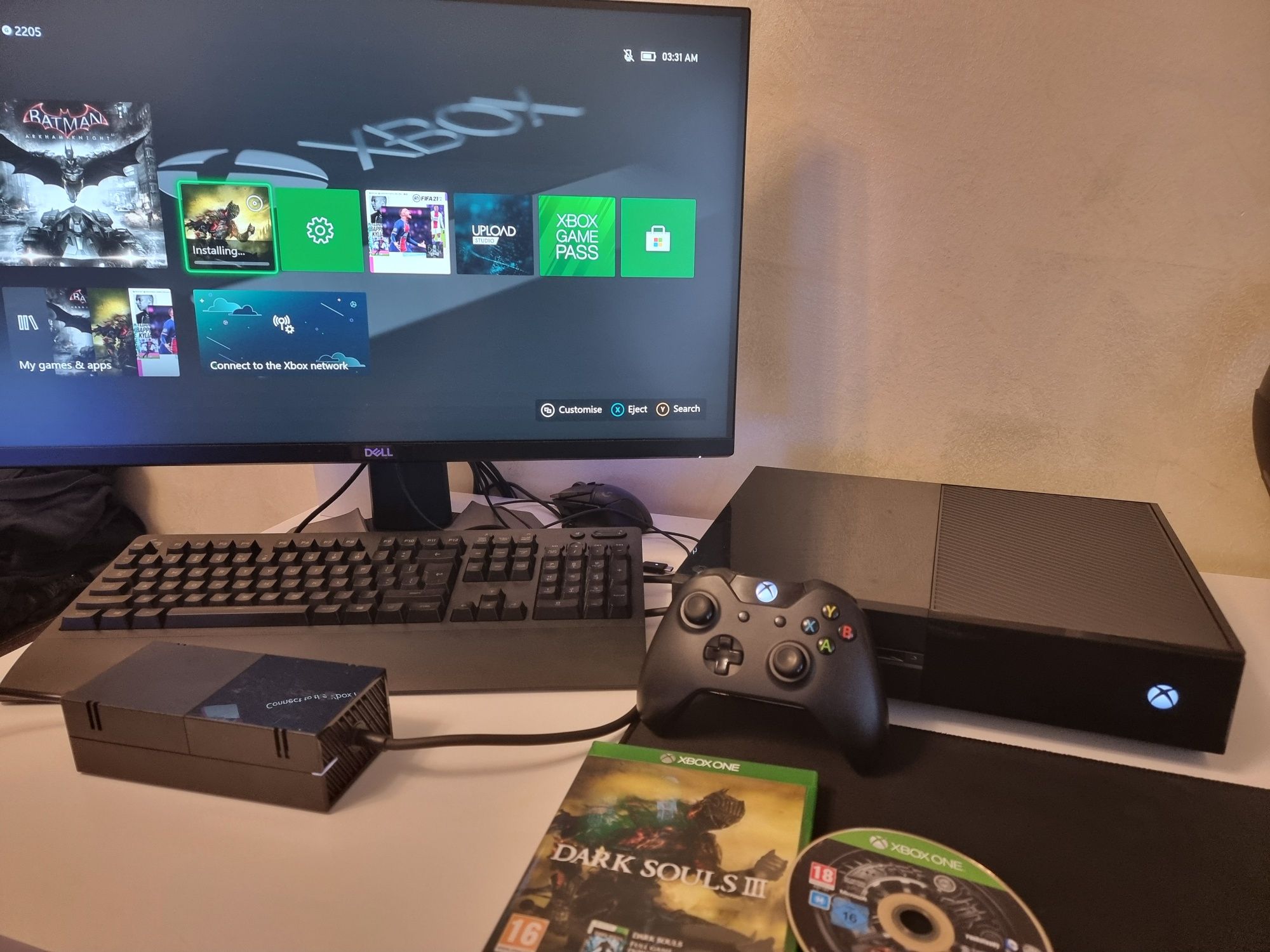 Consola Xbox ONE 500 GB cu o maneta si 4 jocuri GTA V 5