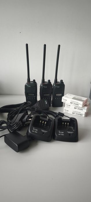Vând stații radio ICOM IC-F3022S