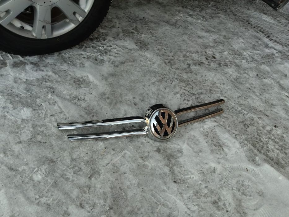 Решетка на радиатор и эмблема на туарег VW touareg 2008 рестайлинг