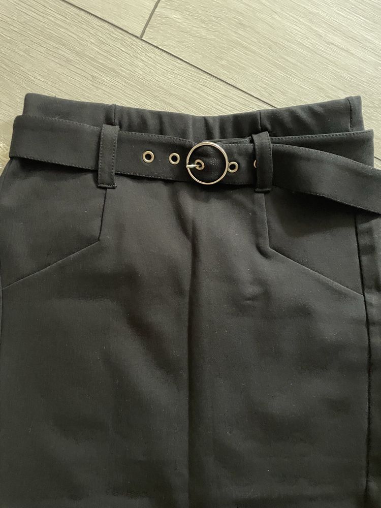 Fustă Bershka cu crăpătură la spate