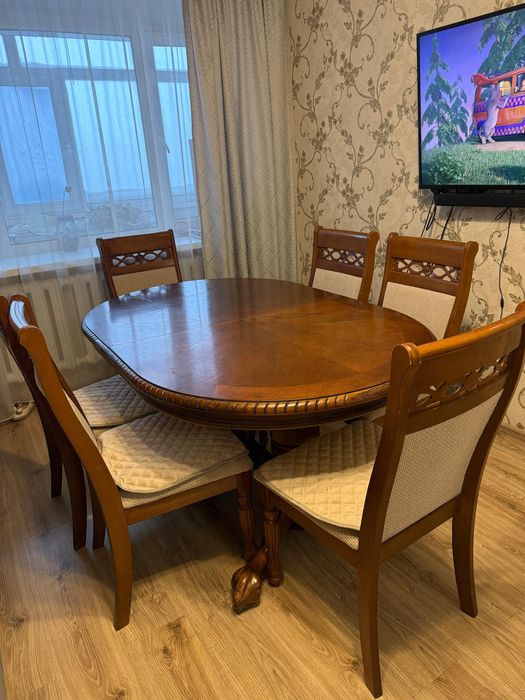 Продается стол с 6 стульями