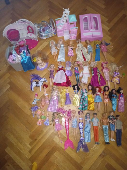 Papusi si accessories,dulap Barbie,coafor