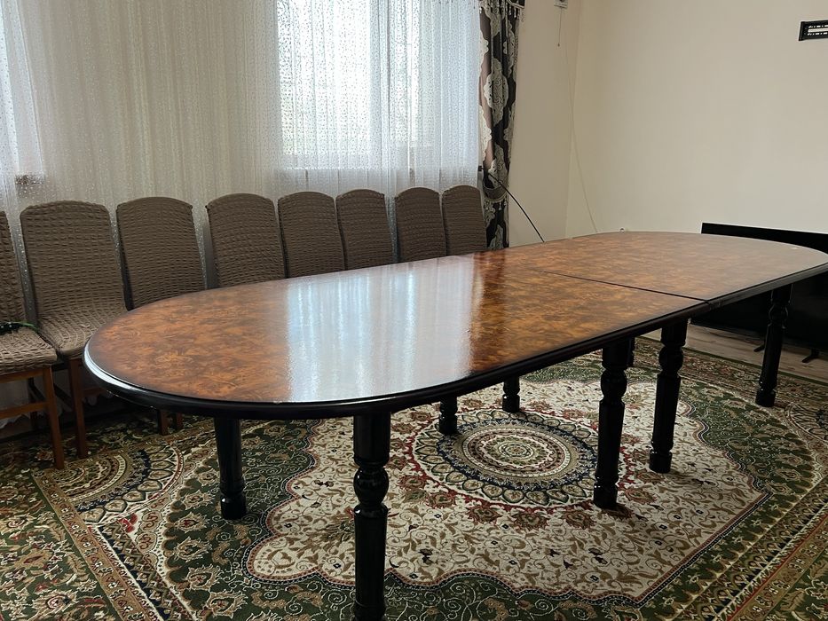 Гостевой стол и 12 стульев
