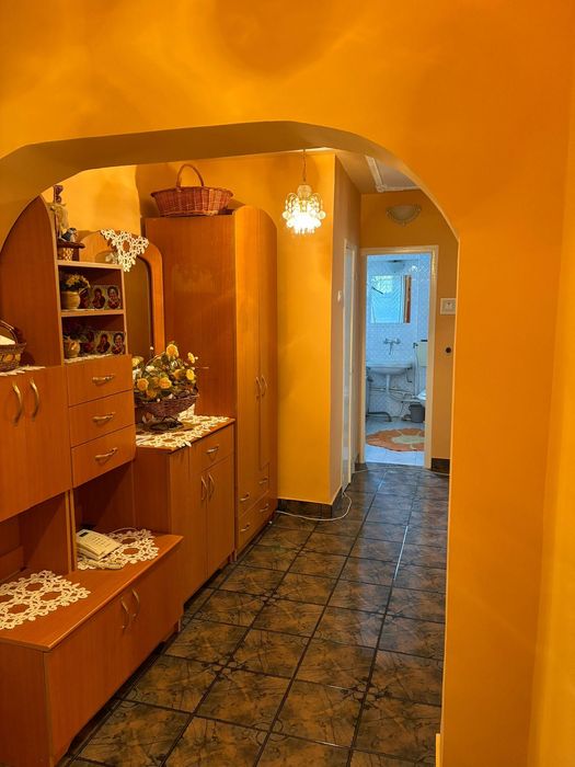 Apartament, centru orasului, 3 camere, decomandat, 2 balcone, centrala