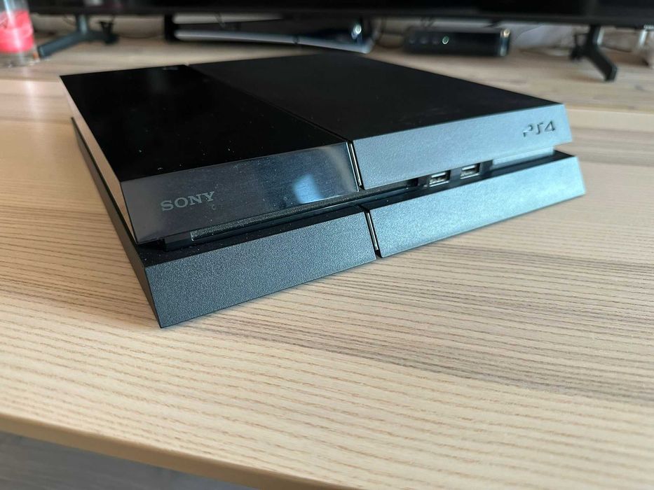 PlayStation 4 - prima generatie - 500GB - doua manete - incarcator UK