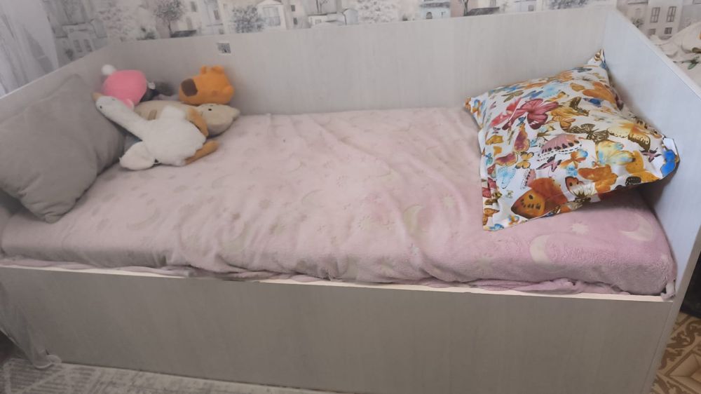 Продам односпальную кровать,с матрасом