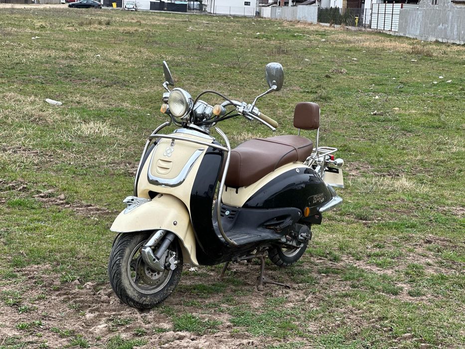 Vand scuter marca AGM model Retro motor 49 cc