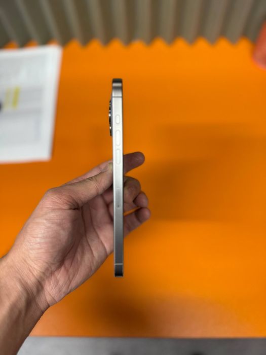 iPhone 15 Pro Max 

• Holati: Ideal, qirilgan joyi yo‘q, hech