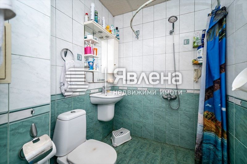Голям тристаен апартамент в центъра на София