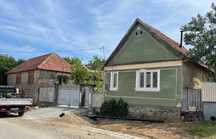 Casa la tara, Localitatea Hotar