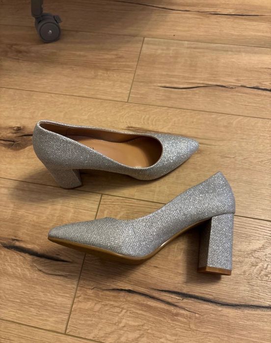 Pantofi argintii