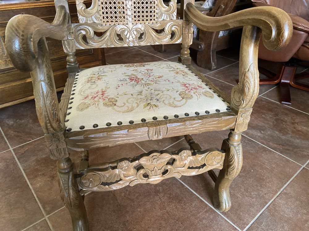 Дърворезбовано кресло с гобленова дамаска
