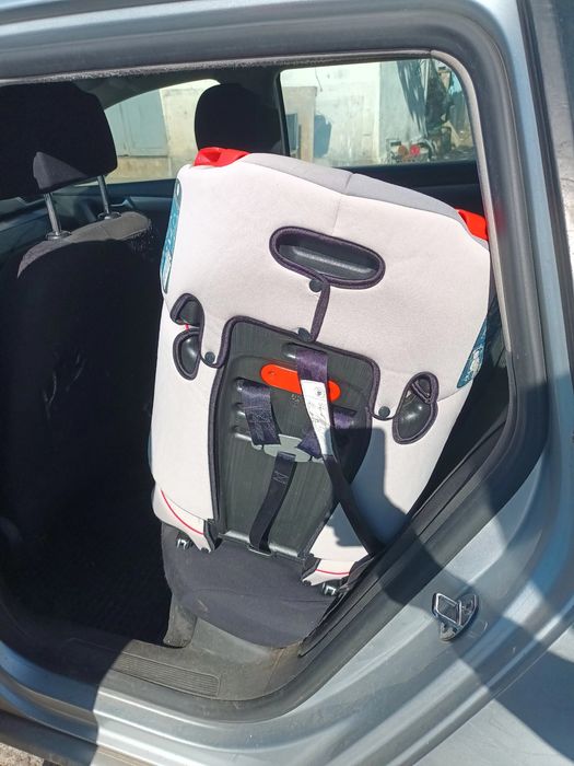 Scaun auto cu sistem isofix