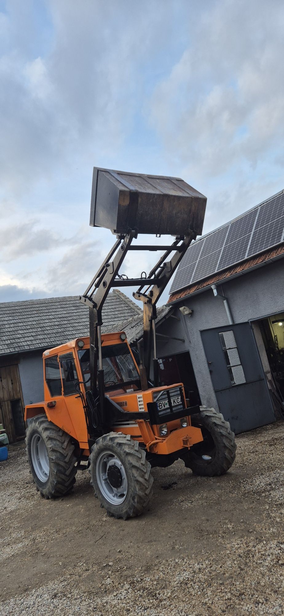 Tractor cu cabina Fiat, tracțiune integrală