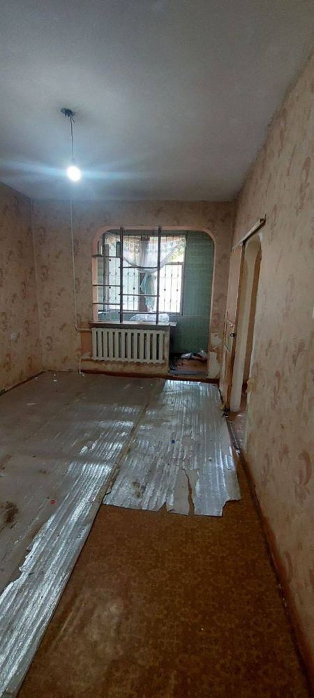 Чиланзар 13.  Продаю 1 комнатная 1.5 х 3 балкон