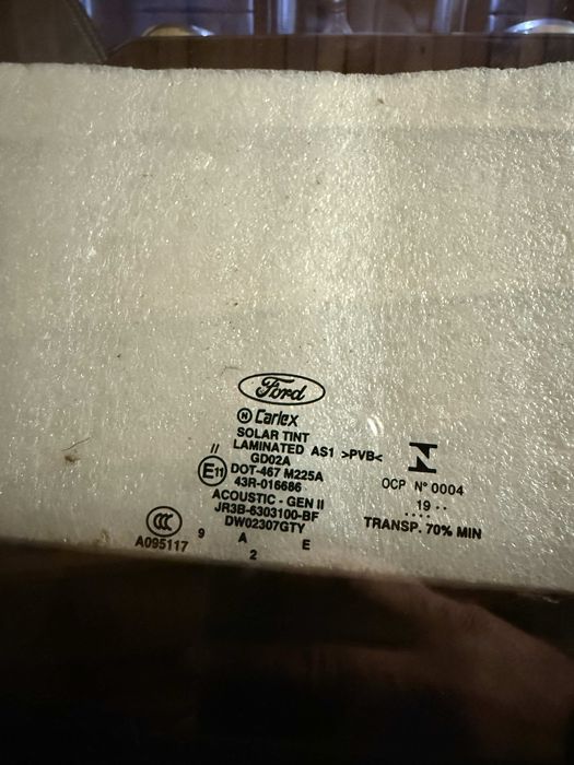 Ford mustang S550 челно стъкло