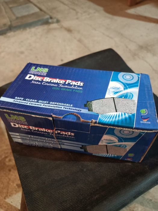 Продам колодки тормозные передние на Мицубиси спайс вагон 1997 год